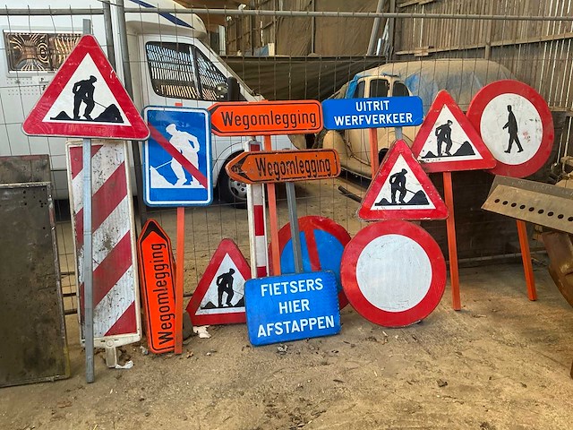 Partij verkeersborden - afbeelding 1 van  4