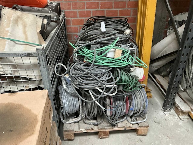 Partij verlengkabelhaspels en -snoeren - afbeelding 1 van  4