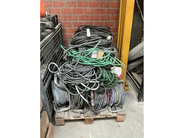 Partij verlengkabelhaspels en -snoeren - afbeelding 2 van  4