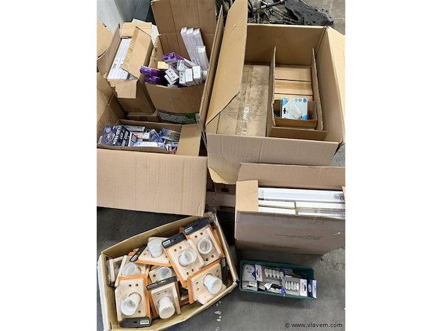 Partij verlichting en divers - afbeelding 1 van  8