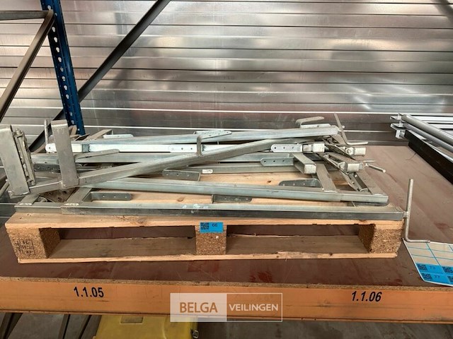 Partij verstelbare metalen beugels 100 cm - afbeelding 1 van  3