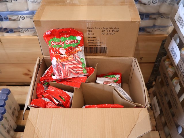 Partij vervallen candy canes (plm 8 dozen) - afbeelding 3 van  4
