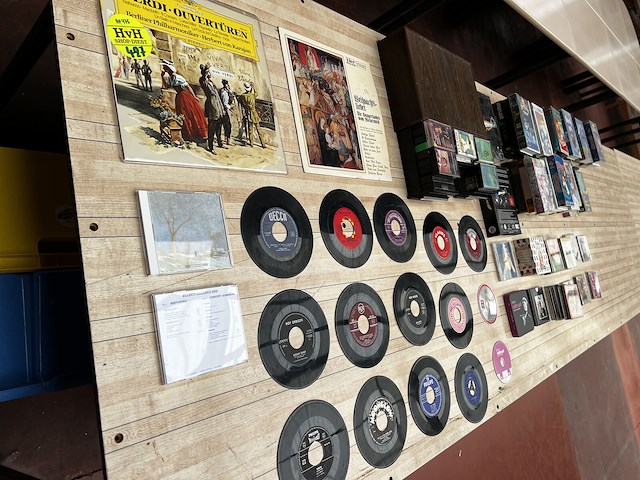 Partij vinylplaten,cd's,vhs - afbeelding 1 van  6