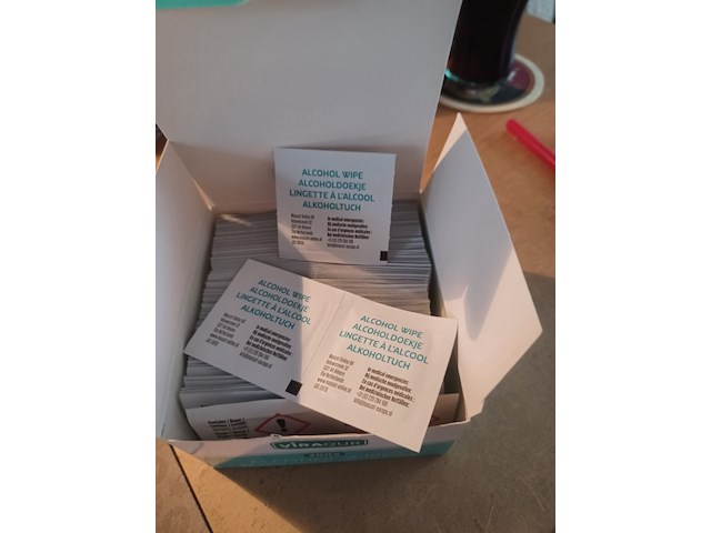 Partij viraqur alcohol doekjes/wipes 200 pcs per doosje aantal 40 doosjes. - afbeelding 3 van  7