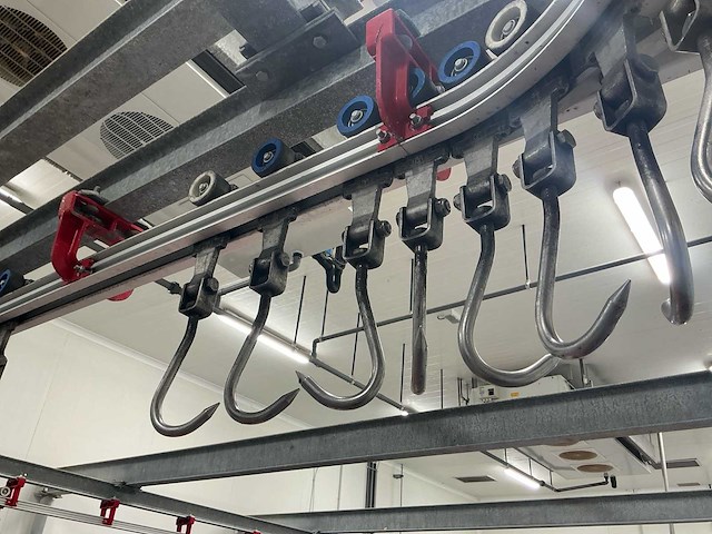 Partij vleeshaken en loopwielen voor vleestrailsysteem (150x) - afbeelding 2 van  3