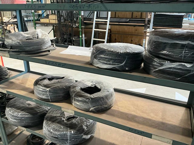 Partij vrachtwagen onderdelen en kabels - afbeelding 13 van  30