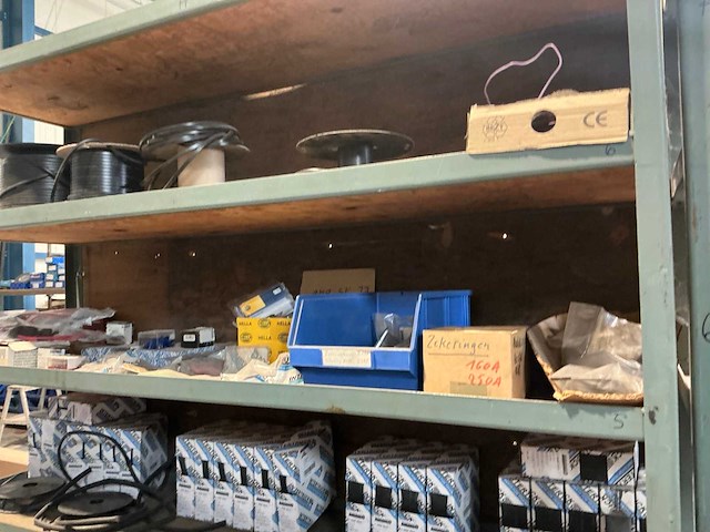 Partij vrachtwagen onderdelen en kabels - afbeelding 22 van  30