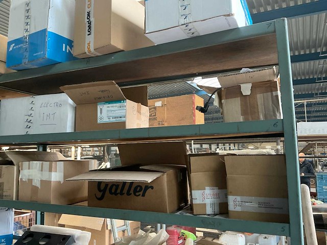 Partij vrachtwagen onderdelen en kabels - afbeelding 25 van  30