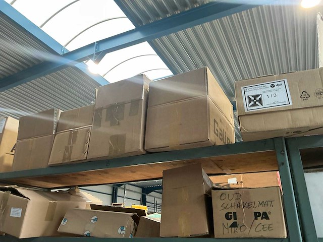 Partij vrachtwagen onderdelen en kabels - afbeelding 30 van  30