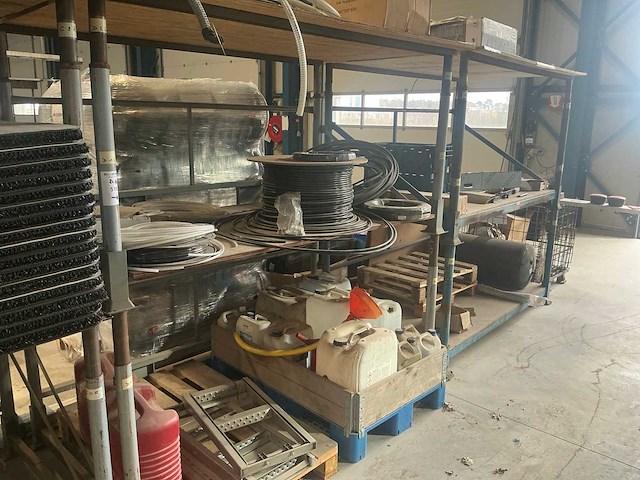 Partij vrachtwagen onderdelen - afbeelding 1 van  8