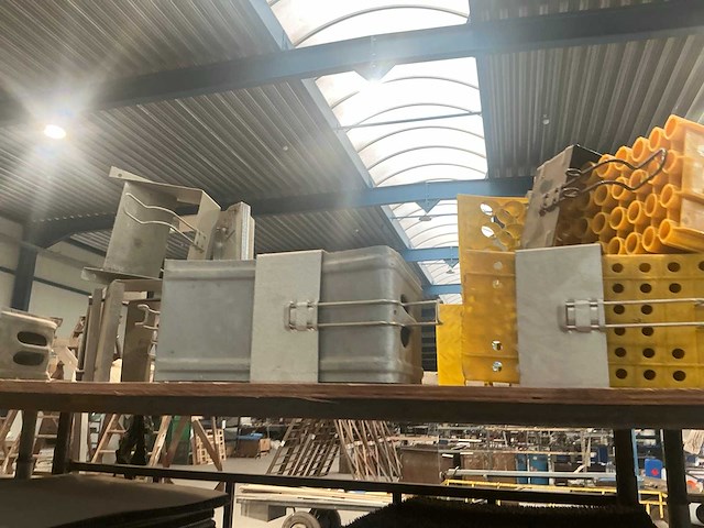 Partij vrachtwagen onderdelen - afbeelding 13 van  23