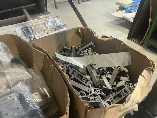 Partij vrachtwagen onderdelen - afbeelding 3 van  23