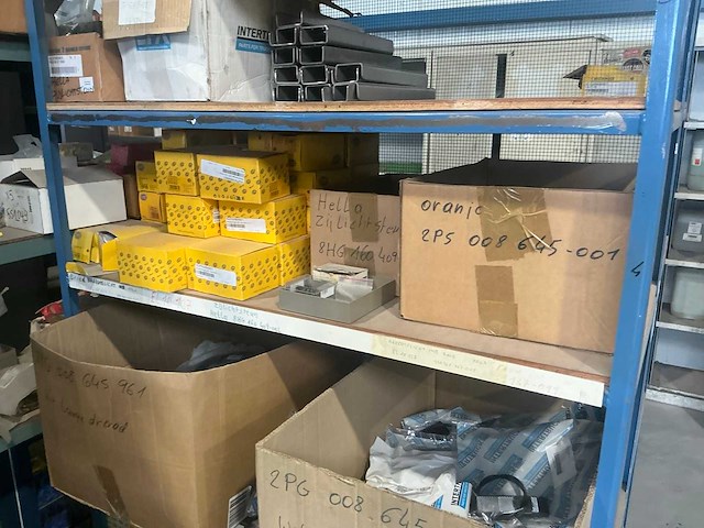 Partij vrachtwagen onderdelen - afbeelding 2 van  12