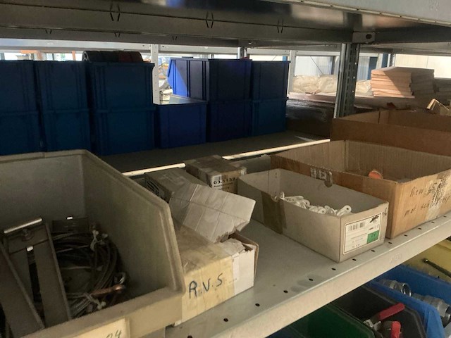 Partij vrachtwagen onderdelen - afbeelding 2 van  19