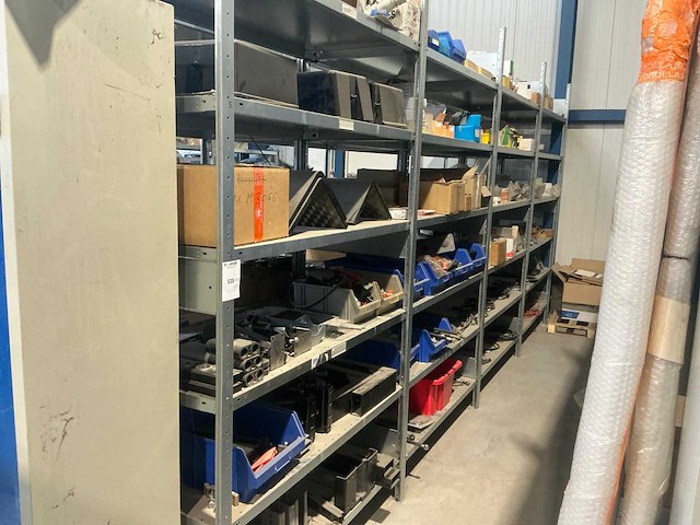 Partij vrachtwagen onderdelen - afbeelding 1 van  18