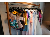 Partij vrouwenkledij ongeveer 120 stuks