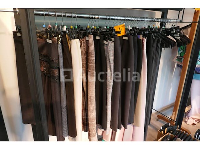 Partij vrouwenkledij ongeveer 120 stuks - afbeelding 2 van  8