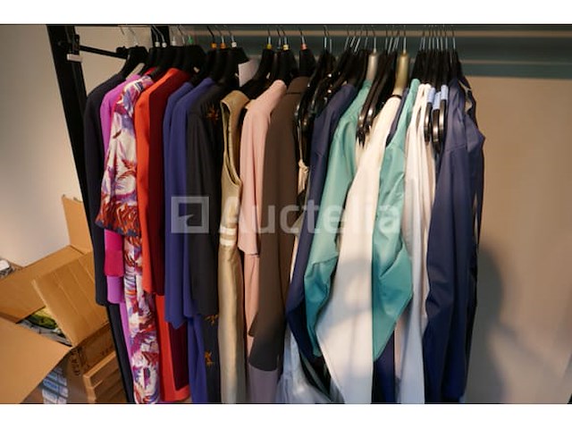 Partij vrouwenkledij ongeveer 120 stuks - afbeelding 4 van  8