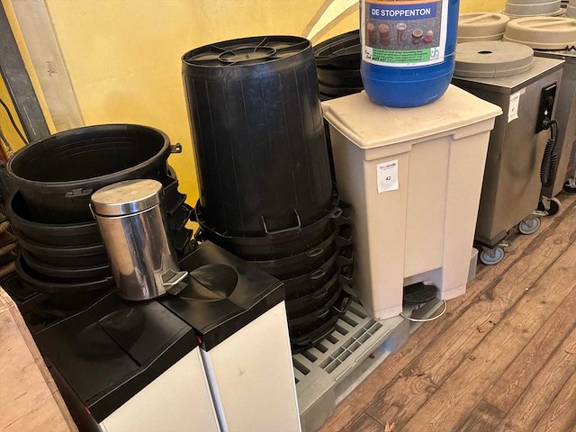 Partij vuilbakken en emmers - afbeelding 1 van  7