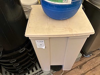 Partij vuilbakken en emmers - afbeelding 4 van  7