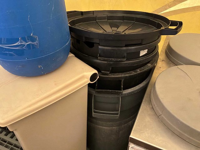 Partij vuilbakken en emmers - afbeelding 6 van  7