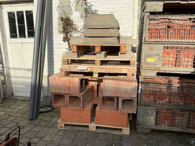 Partij vuurvaste brikken diverse bouwmaterialen - afbeelding 1 van  3