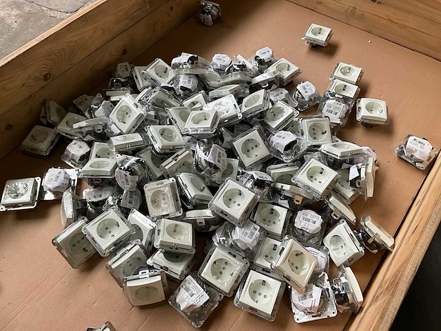Partij wandcontactdozen enkel randaarde wit - afbeelding 1 van  4