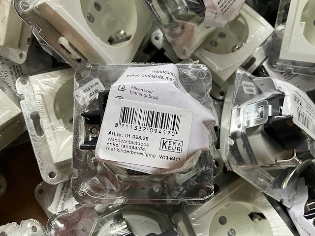Partij wandcontactdozen enkel randaarde wit - afbeelding 4 van  4