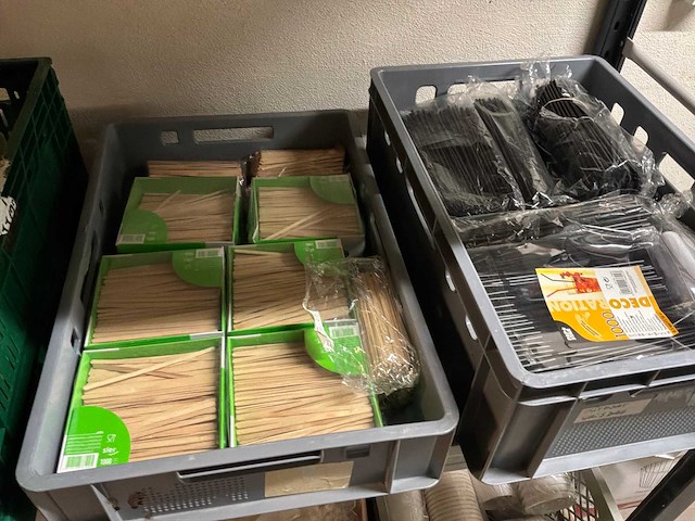 Partij wegwerp borden, bestek,… - afbeelding 20 van  21