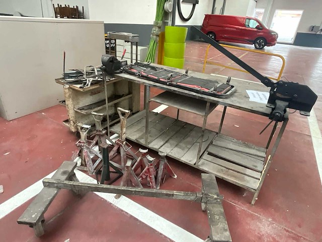 Partij werkplaatsmateriaal: werktafel, assteunen en handgereedschap - afbeelding 1 van  7