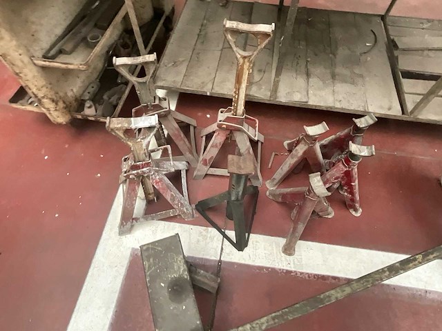 Partij werkplaatsmateriaal: werktafel, assteunen en handgereedschap - afbeelding 2 van  7