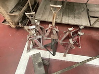 Partij werkplaatsmateriaal: werktafel, assteunen en handgereedschap - afbeelding 2 van  7