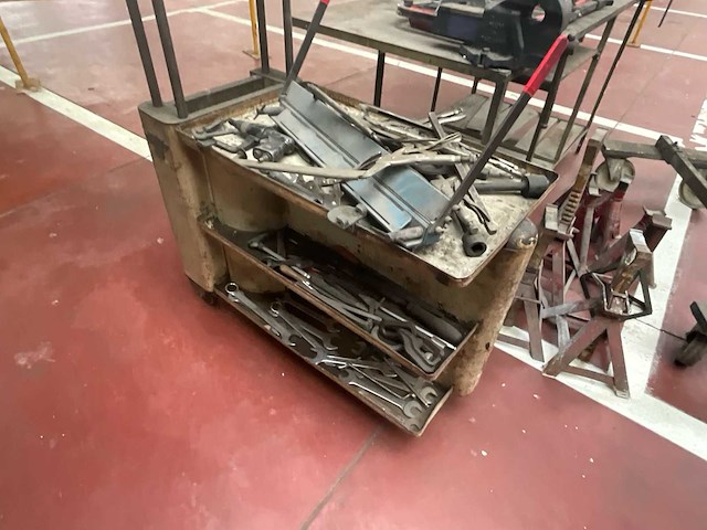 Partij werkplaatsmateriaal: werktafel, assteunen en handgereedschap - afbeelding 3 van  7