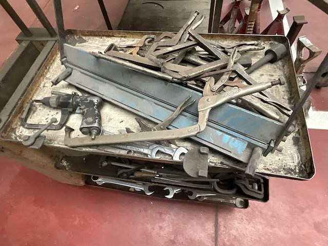 Partij werkplaatsmateriaal: werktafel, assteunen en handgereedschap - afbeelding 4 van  7