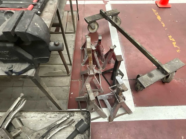 Partij werkplaatsmateriaal: werktafel, assteunen en handgereedschap - afbeelding 6 van  7