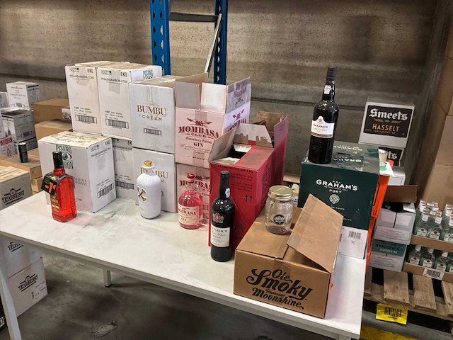 Partij whisky, port, aperitieven en gin - afbeelding 1 van  4