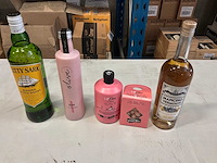 Partij whisky, vermouth en likeur - afbeelding 1 van  2