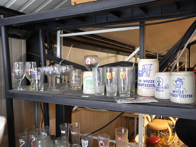 Partij wieze bierglazen (plm 18) - afbeelding 1 van  5