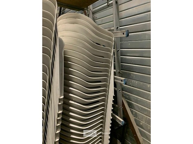 Partij witte plastieken tuinstoelen 25 stuks - afbeelding 1 van  1