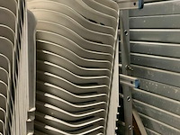 Partij witte plastieken tuinstoelen 25 stuks - afbeelding 1 van  1