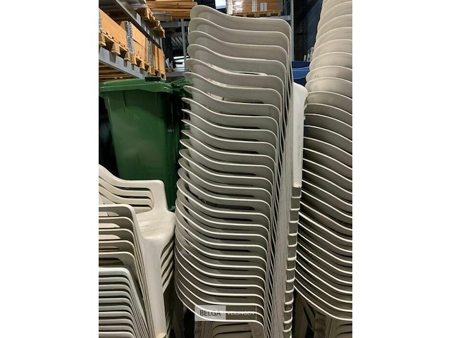 Partij witte plastieken tuinstoelen 27 stuks - afbeelding 1 van  1