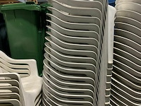Partij witte plastieken tuinstoelen 27 stuks - afbeelding 1 van  1