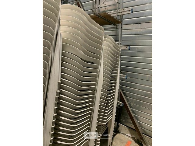 Partij witte plastieken tuinstoelen 28 stuks - afbeelding 1 van  1