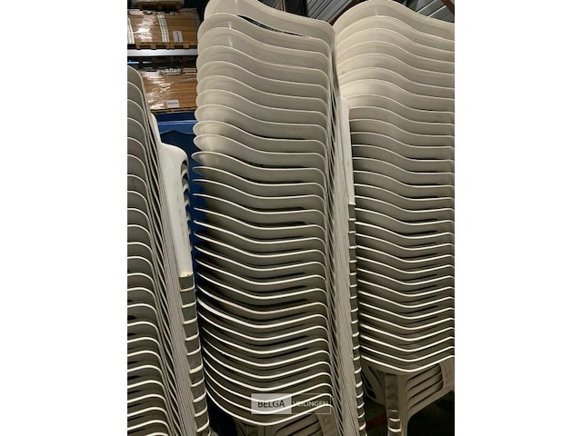Partij witte plastieken tuinstoelen 30 stuks - afbeelding 1 van  1