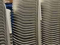 Partij witte plastieken tuinstoelen 30 stuks - afbeelding 1 van  1