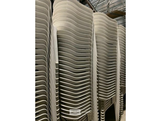 Partij witte plastieken tuinstoelen 30stuks - afbeelding 1 van  1