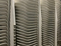 Partij witte plastieken tuinstoelen 30stuks - afbeelding 1 van  1