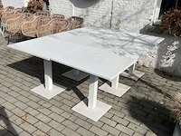 Partij witte terrastafels