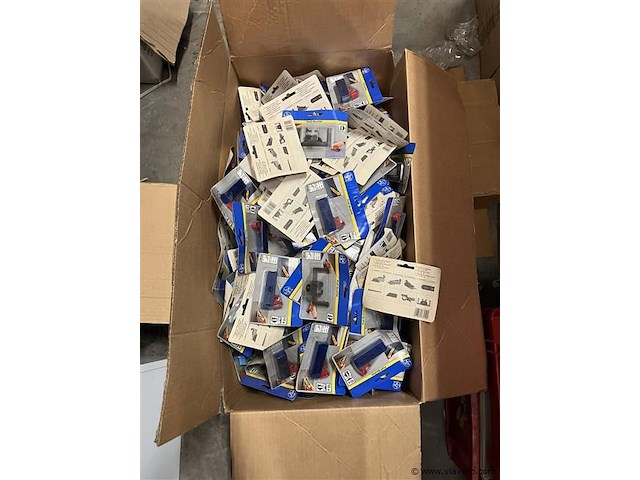 Partij wolfraam tapijtmesjes en toebehoren - afbeelding 1 van  4