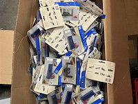 Partij wolfraam tapijtmesjes en toebehoren - afbeelding 1 van  4